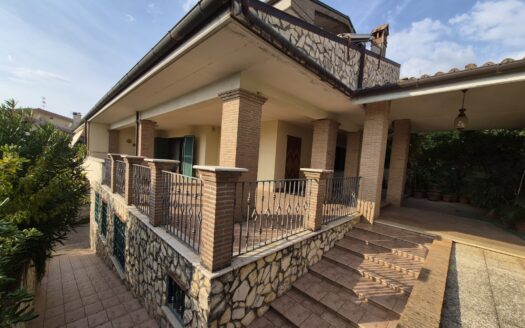 Colle Martino, panoramicissima villa in bifamiliare